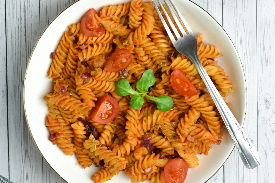 Plato de espirales con tomate
