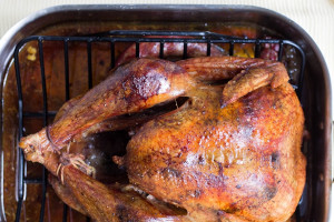 Pollo asado sobre una fuente de horno con salsa