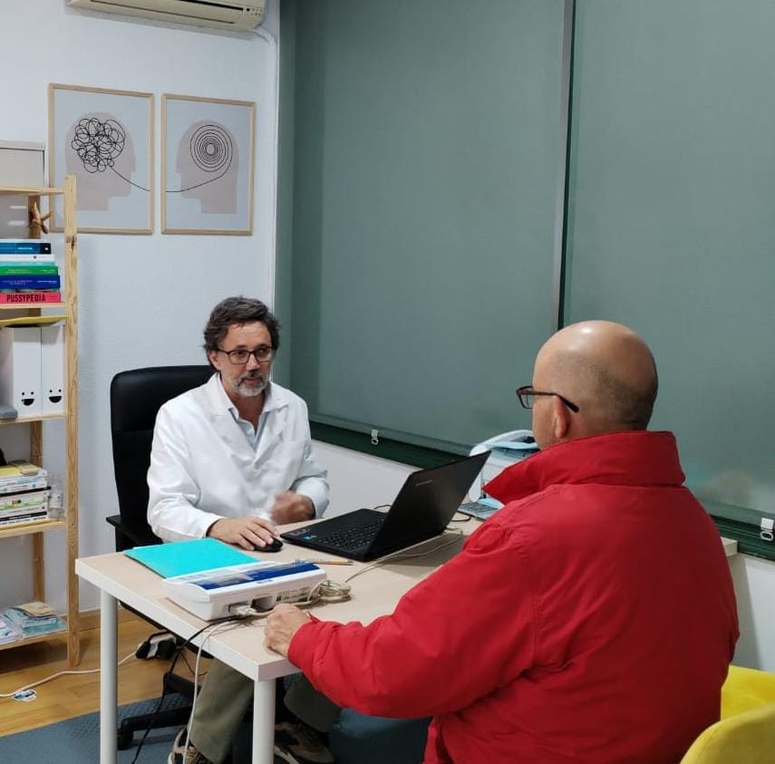 Doctor atendiendo a un paciente en una consulta.