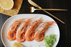 Plato de langostinos a la plancha con sal